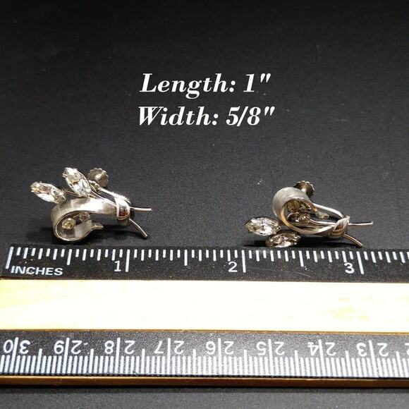 Vintage 1950s Rhodium Floral Screw Back Earrings Clear Rhinestones 1 Inch - Picture 8 of 8